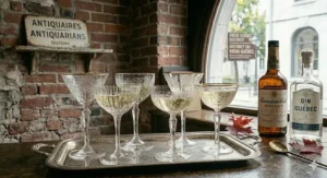 Close-up of vintage champagne coupe glass rim and bowl detail / Gros plan sur le bord et le bol d'une coupe à champagne vintage.